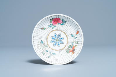 Une tasse et soucoupe en porcelaine de Chine famille rose &agrave; d&eacute;cor floral, Yongzheng