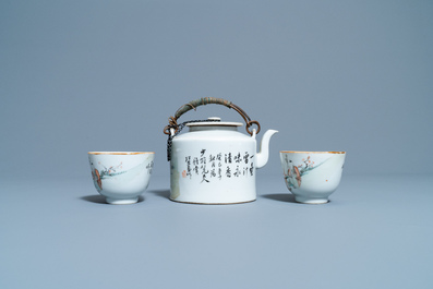 Een Chinese qianjiang cai theepot en twee koppen en schotels, 19/20e eeuw