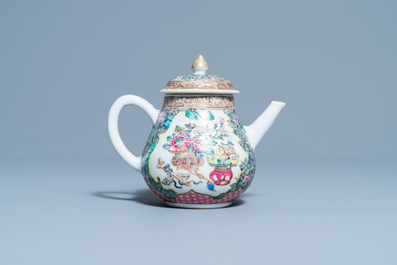 Une th&eacute;i&egrave;re couverte en porcelaine de Chine famille rose, Yongzheng