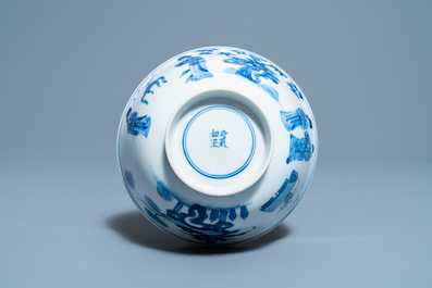 Een Chinese blauw-witte kom met Lange Lijzen, 'Qi Zhen Ru Yu' merk, Kangxi