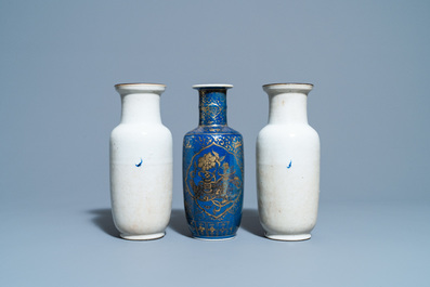 Een paar Chinese blauw-witte craquel&eacute; rouleau vazen en een poederblauwe met vergulding, 19e eeuw