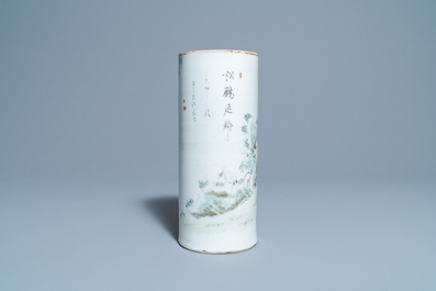 Een Chinese qianjiang cai hoedensteun, Qianlong merk, 19/20e eeuw