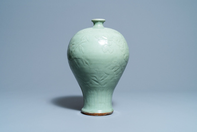 Een Chinese Longquan celadon 'meiping' vaas met reli&euml;fdecor van 'Drie vrienden van de winter', Ming