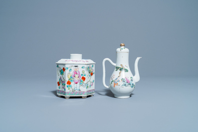 Quatre th&eacute;i&egrave;res, trois bols et une bo&icirc;te &agrave; th&eacute; en porcelaine de Chine famille rose, 19/20&egrave;me