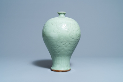 Een Chinese Longquan celadon 'meiping' vaas met reli&euml;fdecor van 'Drie vrienden van de winter', Ming