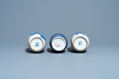 Une paire de vases de forme rouleau en porcelaine de Chine &agrave; fond craquel&eacute; et un &agrave; fond bleu poudr&eacute;, 19&egrave;me