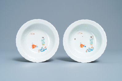 Vier Japanse Kakiemon-stijl kommen met floraal decor en spelende jongens, Edo, 18/19e eeuw