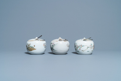 Quatre th&eacute;i&egrave;res, trois bols et une bo&icirc;te &agrave; th&eacute; en porcelaine de Chine famille rose, 19/20&egrave;me