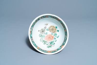 Un bol en porcelaine de Chine famille verte &agrave; d&eacute;cor de fleurs et de fruits, Kangxi