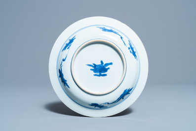 Een Chinees blauw-wit 'Master of the Rocks' bord, Kangxi