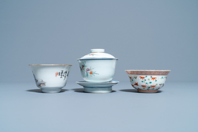 Quatre th&eacute;i&egrave;res, trois bols et une bo&icirc;te &agrave; th&eacute; en porcelaine de Chine famille rose, 19/20&egrave;me