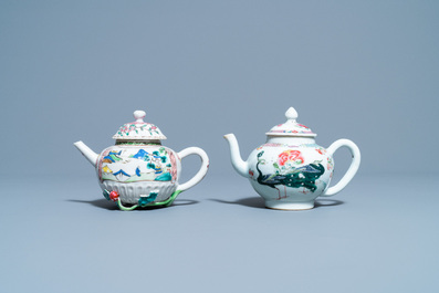 Twee Chinese famille rose theepotten met deksels, Yongzheng/Qianlong