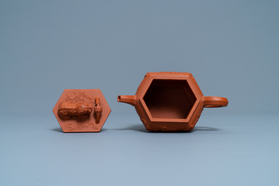 Een Chinese hexagonale Yixing steengoed theepot met deksel, Kangxi