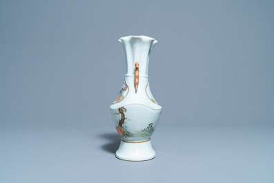 Un vase en porcelaine de Chine famille rose &agrave; d&eacute;cor d'animaux, 19/20&egrave;me