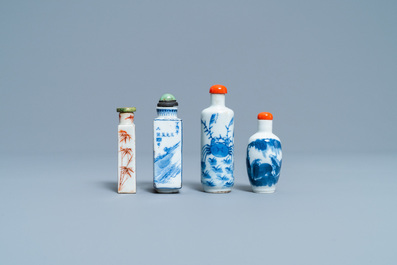 Vier Chinese blauw-witte en ijzerrode snuifflessen, 19/20e eeuw