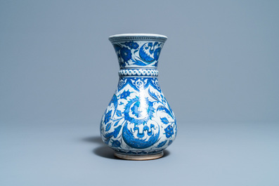 Een blauw-witte vaas in Iznik-stijl, wellicht Samson, Frankrijk, 19e eeuw