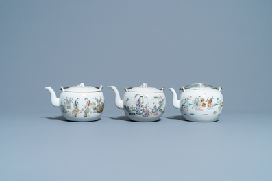 Quatre th&eacute;i&egrave;res, trois bols et une bo&icirc;te &agrave; th&eacute; en porcelaine de Chine famille rose, 19/20&egrave;me