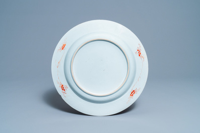 Une paire de grands plats en porcelaine de Chine famille rose, Yongzheng/Qianlong