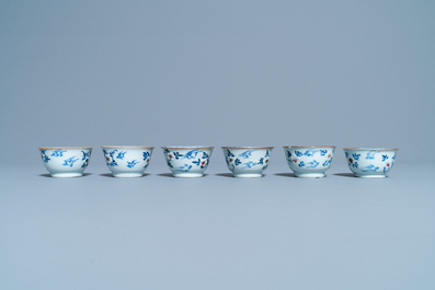 Zes Chinese blauw-witte en koperrode koppen en schotels, Kangxi