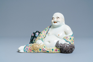 Une figure de Bouddha en porcelaine de Chine famille rose, marque en creux, R&eacute;publique