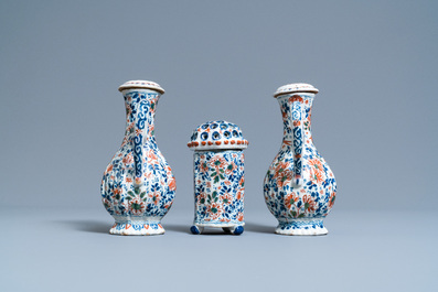 A Dutch Delft cashmere palette cruet set and shaker on stand, 1st quarter 18th C.