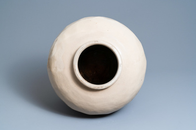 Une grande jarre en porcelaine de Chine monochrome, 18/19&egrave;me