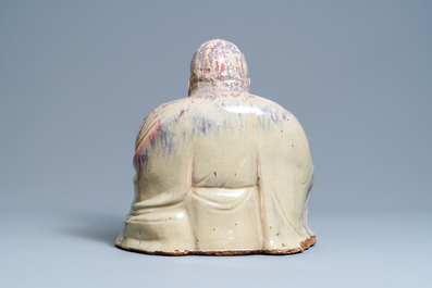 Une tr&egrave;s grande figure de Bouddha en gr&egrave;s porcelaineux &agrave; &eacute;mail flamb&eacute; dite 'de Shiwan', 18/19&egrave;me