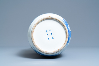 Een Chinese blauw-witte rouleau vaas, Kangxi merk, 19/20e eeuw