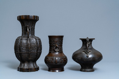 Trois vases archa&iuml;ques en bronze, Chine, 18/19&egrave;me