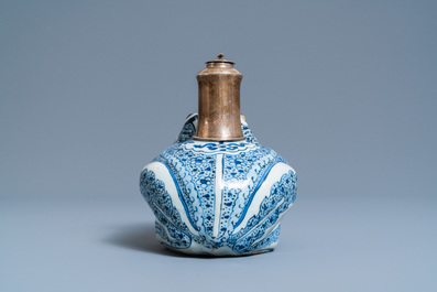 Een Chinese met zilver gemonteerde blauw-witte kendi in de vorm van een kikker, Wanli