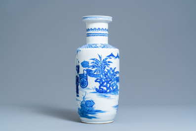 Un vase de forme rouleau en porcelaine de Chine en bleu et blanc, marque de Kangxi, 19/20&egrave;me