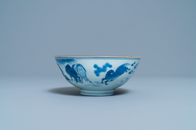 Un bol en porcelaine de Chine en bleu et blanc &agrave; d&eacute;cor des 'Huit chevaux de Mu Wang', marque de Jiajing, Kangxi