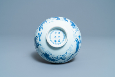 Un bol en porcelaine de Chine en bleu et blanc &agrave; d&eacute;cor des 'Huit chevaux de Mu Wang', marque de Jiajing, Kangxi