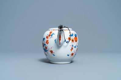 Vier Chinese Imari-stijl borden, een grote theepot en zes koppen en schotels, Kangxi/Qianlong