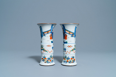 Une paire de vases de forme 'gu' en porcelaine de Chine wucai, 19&egrave;me