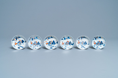 Vier Chinese Imari-stijl borden, een grote theepot en zes koppen en schotels, Kangxi/Qianlong