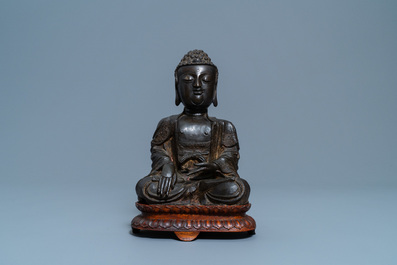 Een Chinese bronzen figuur van Boeddha, Ming