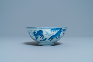 Un bol en porcelaine de Chine en bleu et blanc &agrave; d&eacute;cor des 'Huit chevaux de Mu Wang', marque de Jiajing, Kangxi