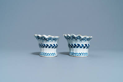 Een paar blauw-witte Franse faience bloemenhouders, Rijsel, 18e eeuw