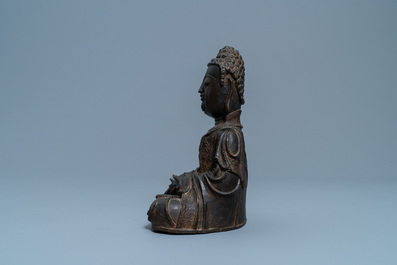 Une figure de Bouddha en bronze, Chine, Ming