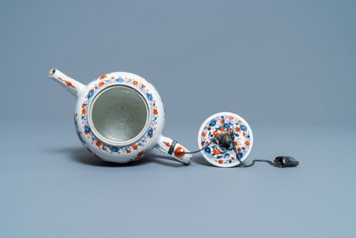 Four Chinese Imari-style plates, a large teapot and six cups and saucers, Kangxi/Qianlong