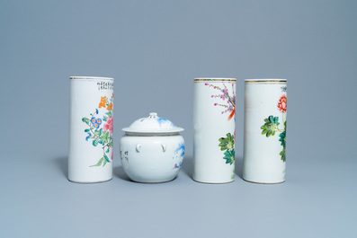 Trois porte-chapeaux et un pot couvert en porcelaine de Chine qianjiang cai, 19/20&egrave;me