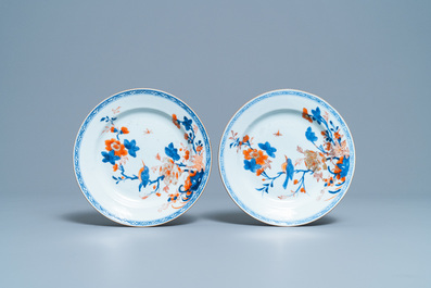 Vier Chinese Imari-stijl borden, een grote theepot en zes koppen en schotels, Kangxi/Qianlong