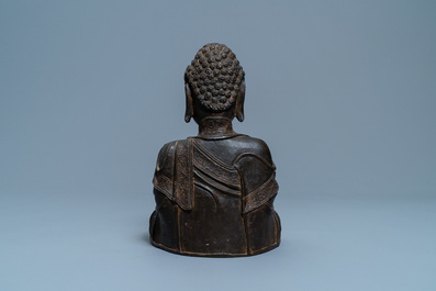 Een Chinese bronzen figuur van Boeddha, Ming