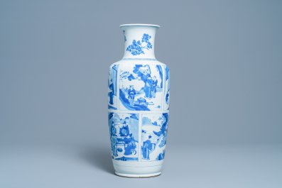 Un vase de forme rouleau en porcelaine de Chine en bleu et blanc, Kangxi