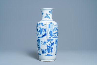 Een fraaie Chinese blauw-witte rouleau vaas met figuratieve panelen, Kangxi