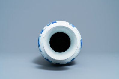 Un vase de forme rouleau en porcelaine de Chine en bleu et blanc, Kangxi