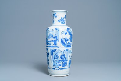 Un vase de forme rouleau en porcelaine de Chine en bleu et blanc, Kangxi