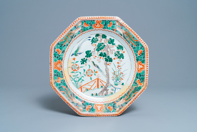 Une paire de grands plats de forme octagonale en porcelaine de Chine famille verte, Kangxi