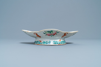 Un pot &agrave; gingembre, un kamcheng et un bol sur piedouche en porcelaine de Chine famille rose, 19&egrave;me